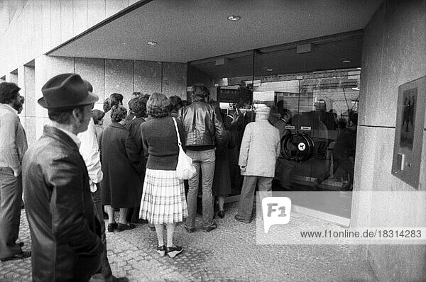 Andrang von Arbeitslosen beim Arbeitsamt 1982 an einem Morgen  Deutschland  Europa