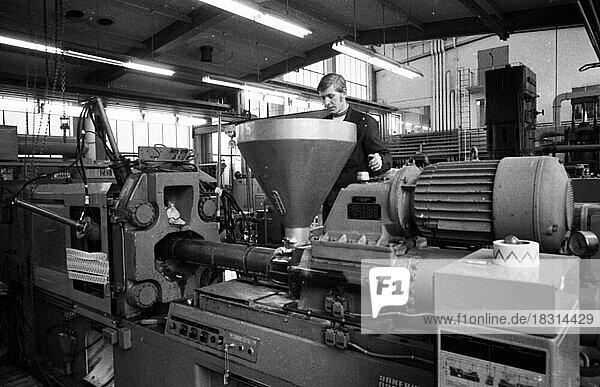 Arbeitsplaetze der Chemischen Werke Huels (CWH) im Jahre 1969  DEU  Deutschland  Marl  Europa