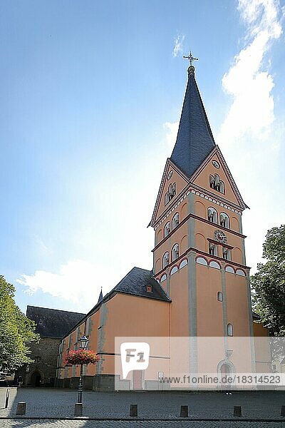 Spätromanische St. Johann Baptist Kirche  Bad Honnef  Nordrhein-Westfalen  Deutschland  Europa