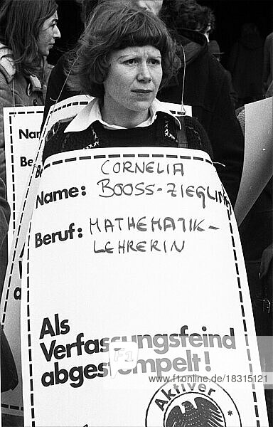 Mehrere tausend Betroffene des Radikalenerlasses  andere demokratische Verbaende und Organisationen demonstrierten in Düsseldorf gegen die Folgen des Erlasses  von denen vor allem Kommunisten betroffen waren am 5.02.1977 in Düsseldorf  Betroffene  Deutschland  Europa