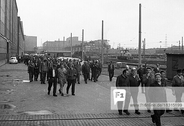 Mit einem spontanen Streik  am 15. 8. 1972 bei den Friedr. Krupp Huettenwerken in Bochum  wehrten sich Arbeiter und Angestellte gegen ein Entwertung ihrer Loehne und Gehaelter  Deutschland  Europa