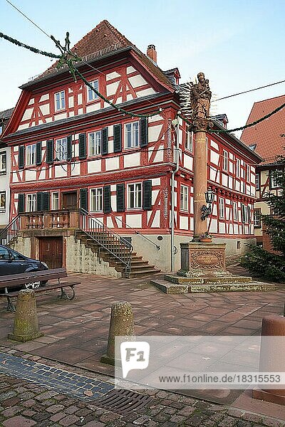 Marktplatz mit Fachwerkhaus und Brunnen  Amorbach  Bayern  Odenwald  Deutschland  Europa