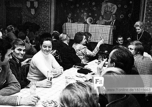 Besorgte Gesichter ueberwiegen bei der Mieterprotestversammlung der Mieter der RAG (Ruhrkohle AG) am 1. 3. 1973 in Bottrop wegen deren Mietproblemen  Deutschland  Europa