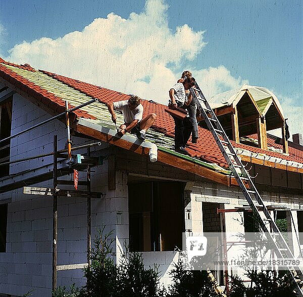 Handwerker  hier am 11.8.1992 in Iserlohn bei Dachdecken und anderen Ausbaustufen des Rohbaues  Deutschland  Europa