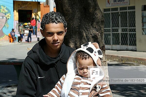 Favela  junger Mann mit Kind  Belo Horizonte  Minas Gerais  Brasilien  Südamerika
