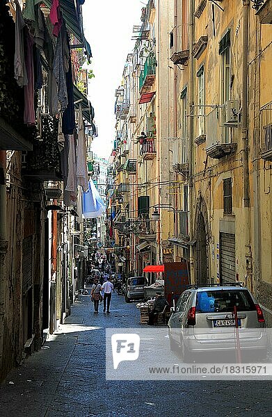 Enge Gasse in der Altstadt von Neapel  hier die Via de Deo  Kampanien  Italien  Europa