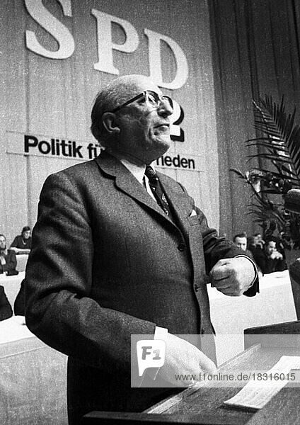The SPD rally for the ratification of the East German treaties on 23 April 1972 in the Westfalenhalle in Dortmund. Heinz Kuehn at the speaker's desk  Germany  Europe
