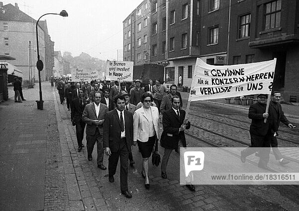 4000 Arbeiter der Stahlwerke Suedwestfalen AG gingen am 04. 10. 1971 in Hagen aus Sorge um ihre Arbeitsplaetze zum Protest auf die Strasse  vergeblich der Betrieb wurde stillgelegt  Deutschland  Europa
