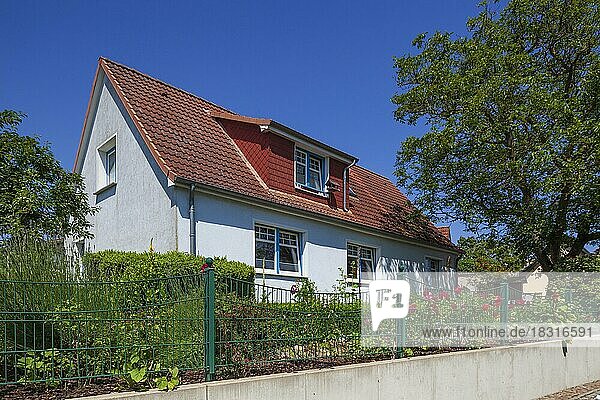 Wohngebäude mit Blumen und Gartenzaun  Koserow  Insel Usedom  Mecklenburg-Vorpommern  Deutschland  Europa