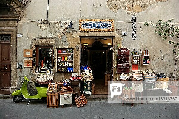 Feinkostgeschäft in der Gasse Via Roma in der Altstadt von Pitigliano  Produkte aus der Region Maremma  Toskana  Italien  Europa