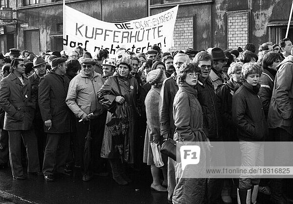 Ca. 20.000 Arbeiter der Thyssen  Krupp und Mannesmann demonstrierten 1982 fuer die Erhaltung ihrer Arbeitsplaetze in der Stahlindustrie  Deutschland  Europa