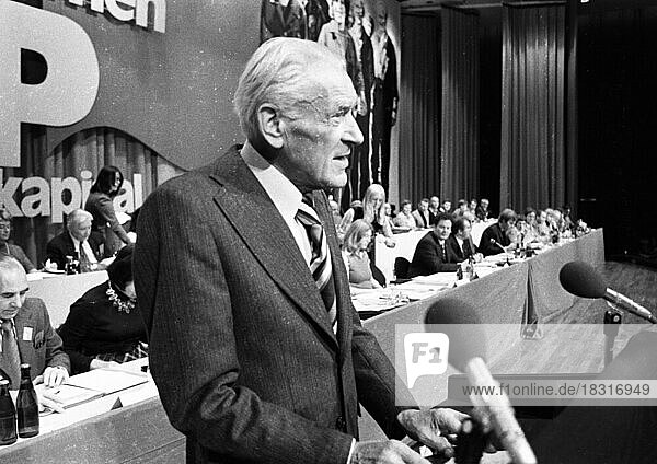 Der Parteitag der Deutschen Kommunistischen Partei (DKP) am 1. -4. 11. 1973 in Hamburg. Max Reimann am Rednerpult  Deutschland  Europa