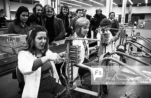 Die Produktion elektronischer Geraete durch weibliche Arbeitnehmer bei der Fa. Siemens am 23.11.1974 in Kamp-Lintfort  DEU  Deutschland  Kamp  Europa