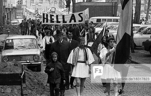 Eine Demonstration mit Folkloreelementen in Düsseldorf am 25. 5. 1971 gegen die Herrschaft einer Militaerjunta und fuer Demokratie in ihrem Lande von griechischen Gastarbeitern und Deutschen  Deutschland  Europa