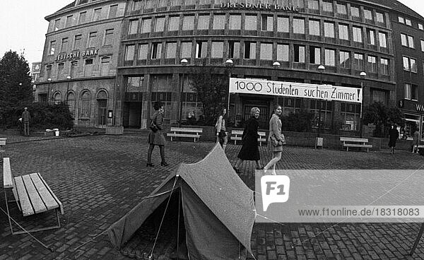 Gegen Mietwucher bei Studenten protestierten Studenten und ihre Verbaende im Jahre 1970 auf dem Kennedyplatz in Essen  Deutschland  Europa