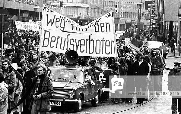 Mehrere tausend Betroffene des Radikalenerlasses  andere demokratische Verbaende und Organisationen demonstrierten in Düsseldorf gegen die Folgen des Erlasses  von denen vor allem Kommunisten betroffen waren am 5.02.1977 in Düsseldorf  Deutschland  Europa