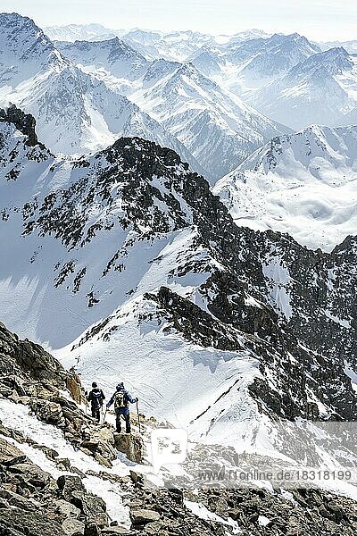 Mountaineers at the summit of the Sulzkogel  mountains in winter  Sellraintal  Kühtai  Tyrol  Austria  Europe