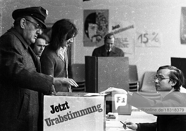 Mit einer Urabstimmung bestimmte die Gewerkschaft Oeffentliche Dienste Transport und Verkehr (ÖTV) die Haltung ihrer Mitglieder zu einem Streik 07.02.1974 in Dortmund  Deutschland  Europa