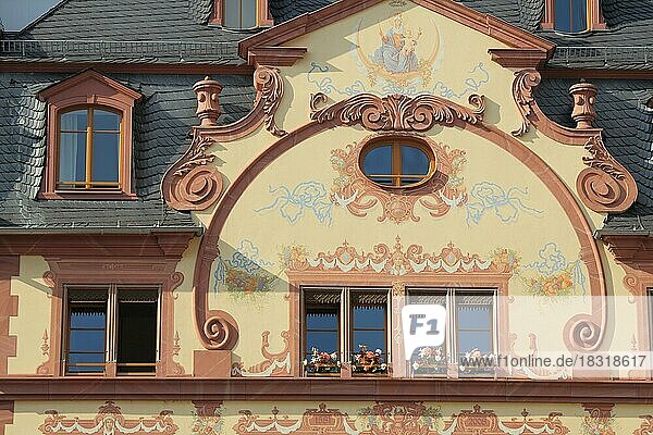 Detail vom historischen Haus mit Verzierungen und Wandgemälde am Markt  Schweifgiebel  Altstadt  Mainz  Rheinhessen  Rheinland-Pfalz  Deutschland  Europa