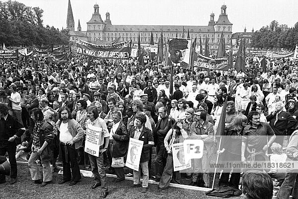 Der Besuch des sowjetischen Staats- und Parteichefs Leonid Breschnew in Bonn vom 18. -22. 5. 1973 war ein Schritt zur Entspannung des Ost-Westverhältnisses von Willy Brandt. Demo der Freunde und Gegner des Besuchs. DKP-Demo pro Breschnew  Deutschland  Europa