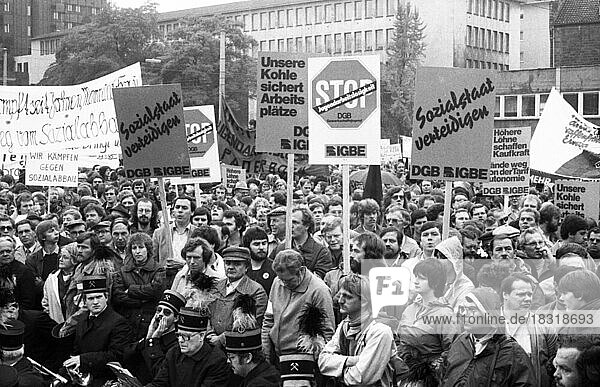 Alle Einzelgewerkschaften im DGB demonstrierten mit ca. 50.000 Teilnehmern 1982 gemeinsam gegen Arbeitslosigkeit  Sozialabbau und sozialen Frieden sowie Raketenrruestung  Deutschland  Europa