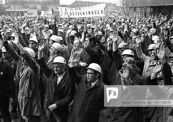 Umkaempft war die Entspannungspolitik von Willy Brandt und seiner SPD-FDP-Koalition. Spontan gingen Stahlarbeiter in Gelsenkirchen am 27. 4. 1972 fuer seine Regierung auf die Strasse  Deutschland  Europa