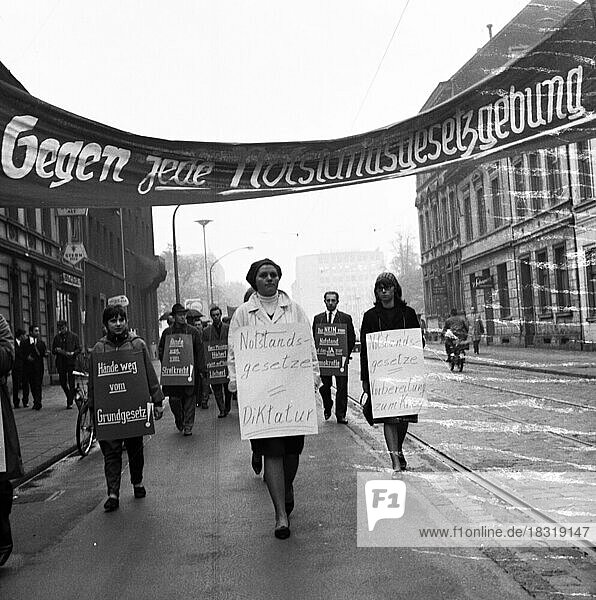 Die Friedensbewegung  hier am 9. 6. 1965 in Duisburg  demonstrierte gegen die Notstandsgesetze und Atomwaffen  Deutschland  Europa