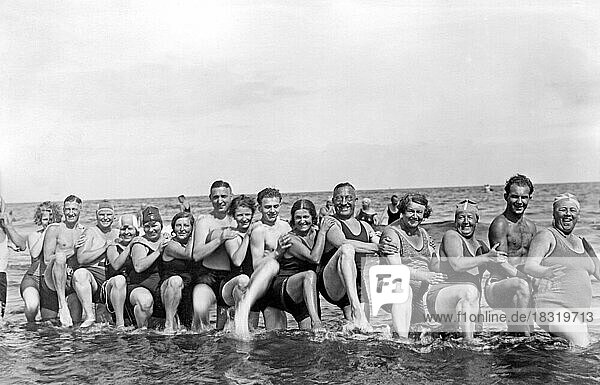 Badegruppe am Strand  witzig  lachen  Sommerferien  Ferien  Lebensfreude  etwa 1930er Jahre  Ostsee  Binz  Rügen  Mecklenburg-Vorpommern  Deutschland  Europa