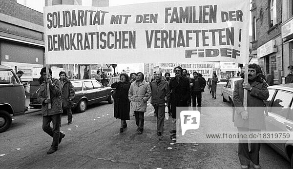 Gegen die Militaerdiktatur in ihrem Land demonstrierten 8000 Tuerken mit ihren Angehoerigen am 31.01.1981 in Koeln  Deutschland  Europa