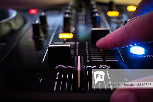 DJ-Pult und Hand  Bokeh  Pioneer DJ