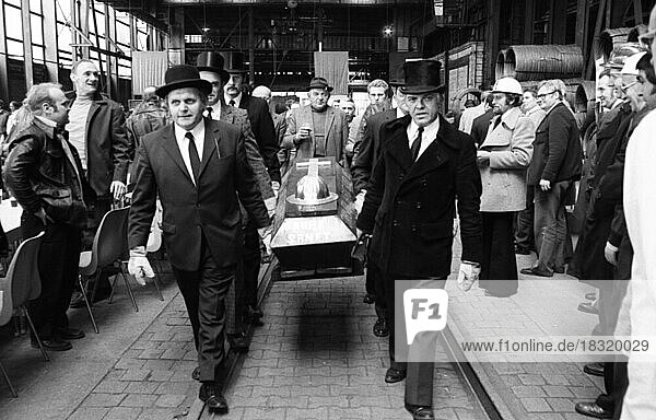 Den letzten Abguss des Stahlwerks Suedwestfalen in Hagen benutzten die Arbeiter und Angestellten zu einem demonstrativen Protest zum Verlust ihrer Arbeitsplaetze beim Stahlwerk am 31.03.1976  Deutschland  Europa