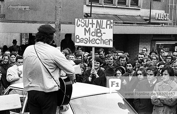 Im Wahlkampf zur Bundestagswahl 1969  hier am 16. 11. 1969 in Dortmund  begleitete der Kabarettist Dietrich Kittner eine Kundgebung gegen den CSU-Mann Franz Josef Strauß nicht nur  er initiierte sie gleich selbst  Deutschland  Europa