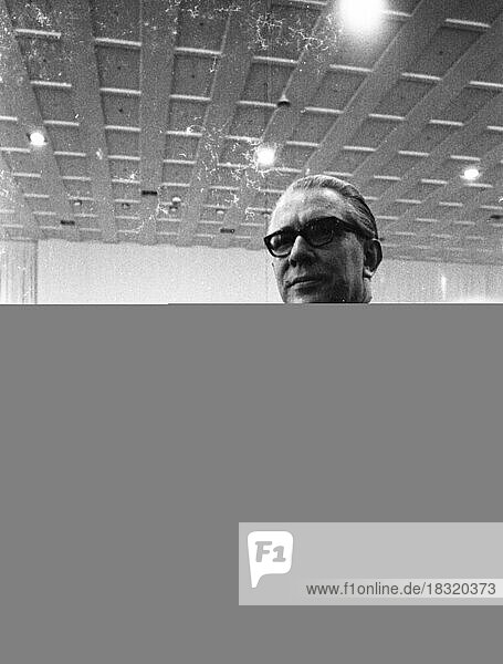 Die Bundesversammlung waehlte am 5. 3. 1969 in Berlin im dritten Wahlgang den neuen Bundespraesidenten Gustav Heinemann) SPD)  Der CDU-Kandidat war Gerhard Schroeder (CDU)  Deutschland  Europa