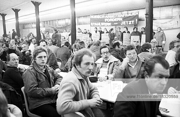 Versammlung der Vertrauensleute der IG Metall bei der Hoesch AG Westfalenhuette am 05.11.1980 in Dortmund  Deutschland  Europa