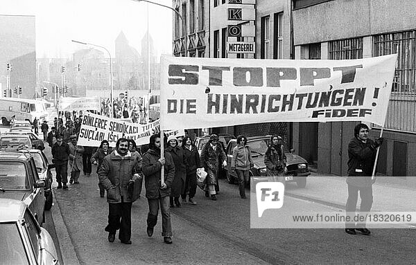 Gegen die Militaerdiktatur in ihrem Land demonstrierten 8000 Tuerken mit ihren Angehoerigen am 31.01.1981 in Koeln  Deutschland  Europa