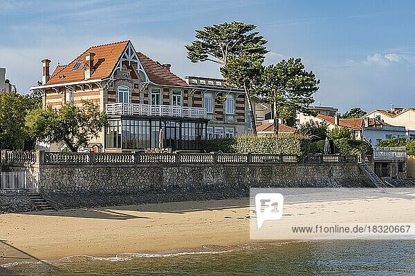 Villa der Belle-Époque am Strand von Arcachon  Bucht von Arcachon  Aquitanien  Neu-Aquitanien  Frankreich  Europa
