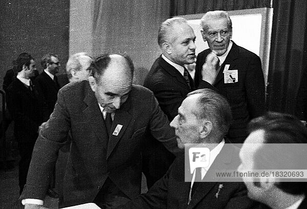 Der 2. Parteitag der Deutschen Kommunistischen Partei (DKP) fand vom 25. 11. 1971 bis 28. 1971 in Düsseldorf statt. Vorn Kurt Bachmann (DKP) Arvuds Pelsche (KPdSU) dahinter Max Reimann alle N. N  Deutschland  Europa