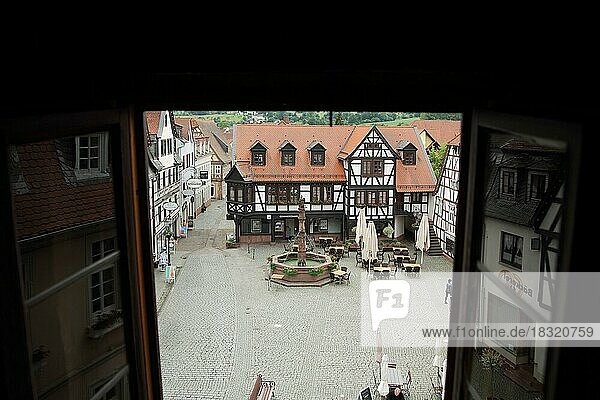 Blick durch offenes Fenster vom Rathaus auf Marktplatz mit Fachwerkhaus  offen  geöffnet  Spiegelung  Fensterscheibe  Michelstadt  Hessen  Odenwald  Deutschland  Europa