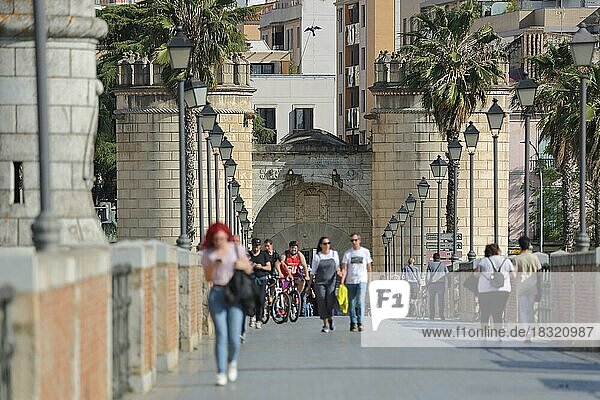 Belebte Menschen auf der historischen Puente de Palmas mit Blick auf Puerta de Palmas in Badajoz  Extremadura  Spanien  Europa