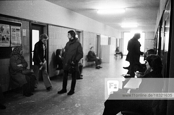 Arbeitslose in den Fluren des Arbeitsamtes Gelsenkirchen am 28.01.1977  Deutschland  Europa