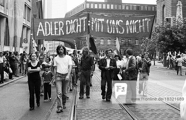 Zur Sicherung ihrer Arbeitsplaetze gingen 6000 Metallarbeiter der Firma Adler-Triumpf aus Protest auf die Strasse im September 1981  Deutschland  Europa
