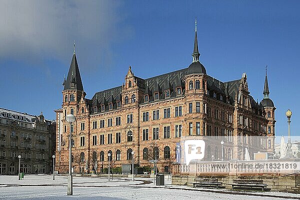 Neues Rathaus im Neorenaissance Stil  am Dern'schen Gelände in Wiesbaden  Hessen  Deutschland  Europa