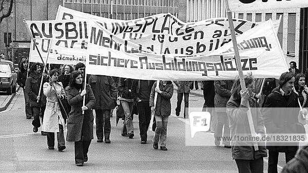 Mehrere hundert Lehrlinge  Schueler und Studenten demonstrierten gemeinsam gegen Lehrstellenabbau und Jugendarbeitslosigkeit am 15.03.1975 in Essen  Deutschland  Europa