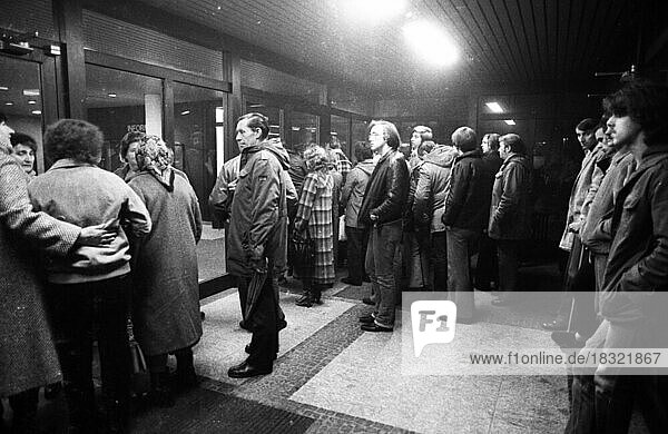 Andrang beim Arbeitsamt Dortmund in den frühen Morgenstunden im Dezember 1981  Deutschland  Europa