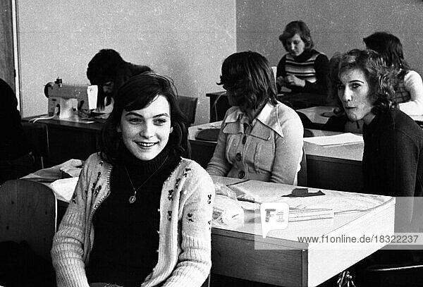 Diese Maedchen  Schuelerinnen der Frauenfachschule fuer Frauenberufe in Gelsenkirchen  sind alle ohne Lehrstelle am 5.02.1975 viele davon auch ohne Arbeit. Heute sind Lehrstellen oft nicht zu besetzen  Deutschland  Europa