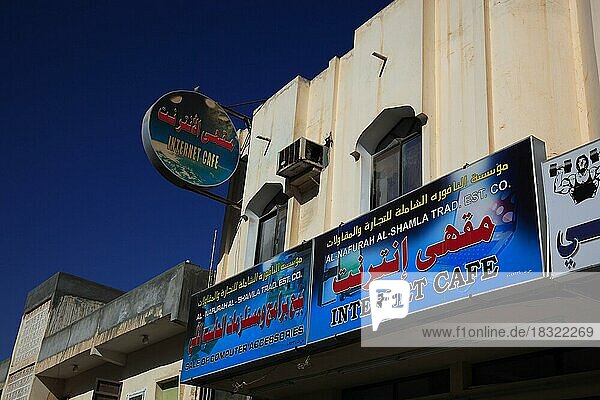 Innenstadt von Salalah  Oman  Werbeschild für Internet-Cafe  Asien