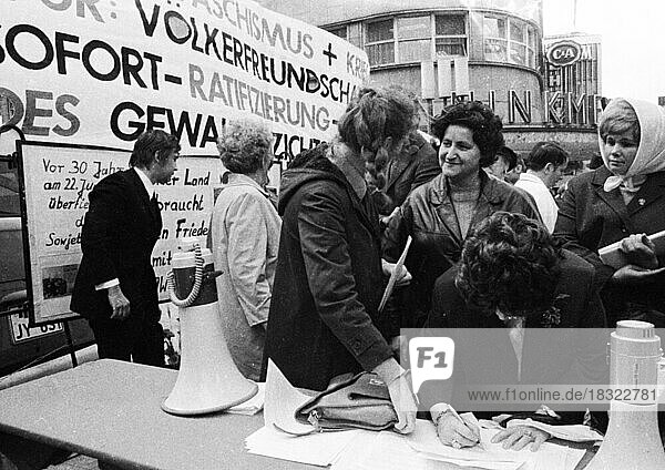DKP-Anhaenger und Linke erinnerten am 30. Jahrestag Hitlers Ueberfall auf die UdSSR und sammelten Unterschriften zur Ratifizierung der Ostvertraege  Deutschland  Europa