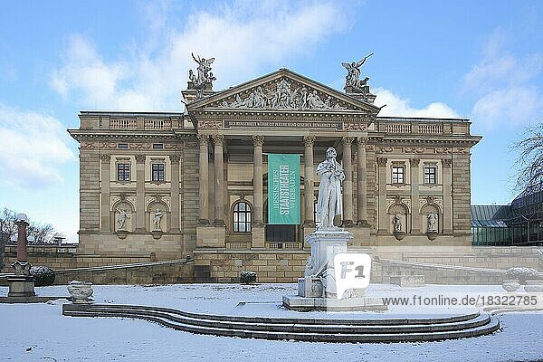 Friedrich von Schiller Denkmal im Winter  vor dem Staatstheater in Wiesbaden  Hessen  Deutschland  Europa