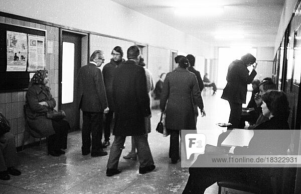 Arbeitslose in den Fluren des Arbeitsamtes Gelsenkirchen am 28.01.1977  Deutschland  Europa