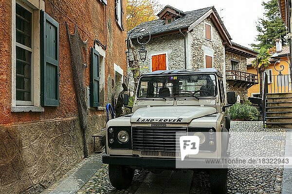 Geparkter Land Rover in den Gassen  Cannobio  Lago Maggiore  Verbano-Cusio-Ossola  Piemont  Italien  Europa